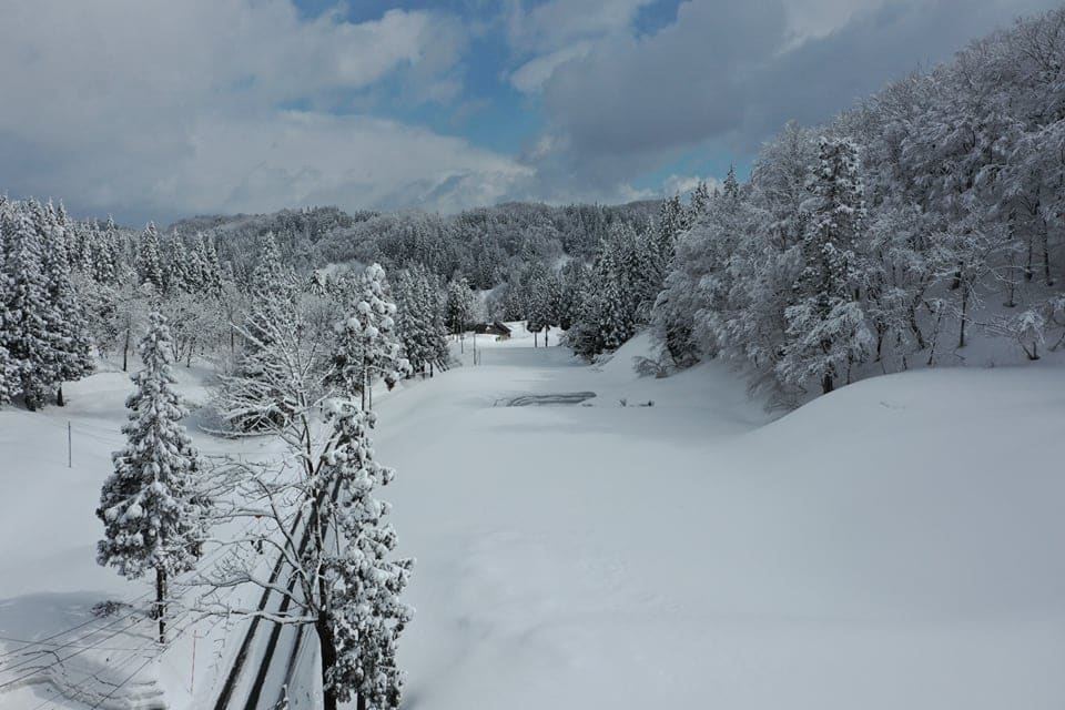 雪に覆われた冬の黒倉